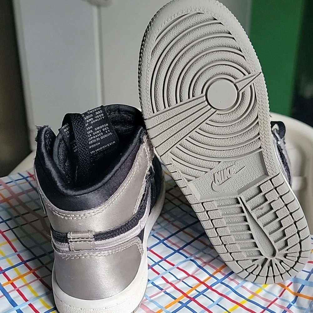 Nike Air Jordan High-Top Sneakers in Black and Silver - Picture 4 of 6